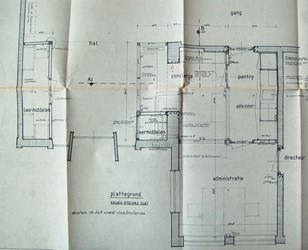 <p>Plan voor uitbreiding van de kamer van de conciërge in de hal, behorend bij de vergunningaanvraag van 1983. Ook de ruimten voor leermiddelen werden naar de hal verplaatst. Deze indeling is later weer grotendeels ongedaan gemaakt (CODA). </p>
